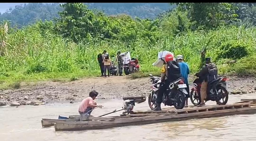 Penuh Perjuangan, Dua Personel Polres Buol Petugas PAM TPS Seberangi Sungai Menuju Lokasi 