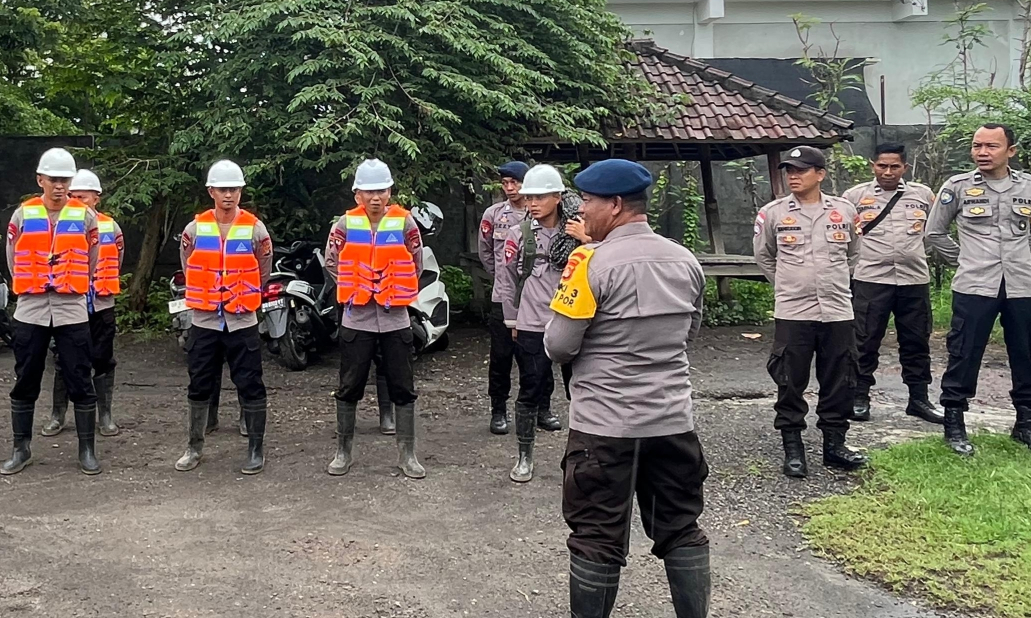 Brimob Kompi 3 Yon B Lotim Turun Melakukan Pencarian Anak Hanyut di Desa Danerase