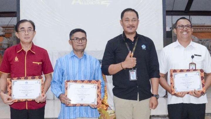 Kado Akhir Tahun, Universitas Hamzanwadi Raih 5 Penghargaan LLDIKTI8 Award