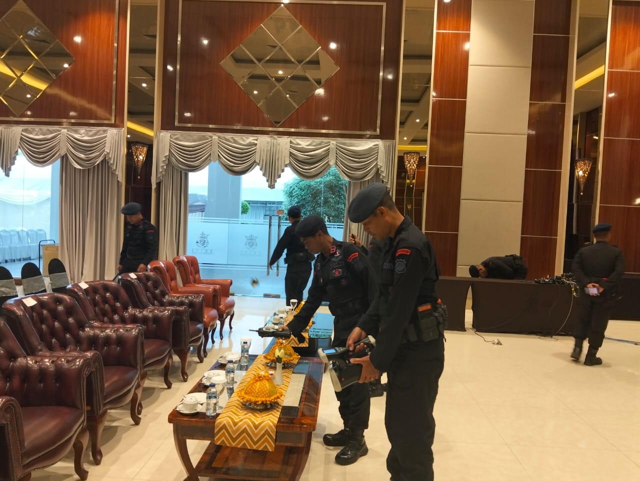 Unit Jibom dan KBR Lakukan Sterilisasi Lokasi Pelantikan PEKNAS Sulteng 2025-2030