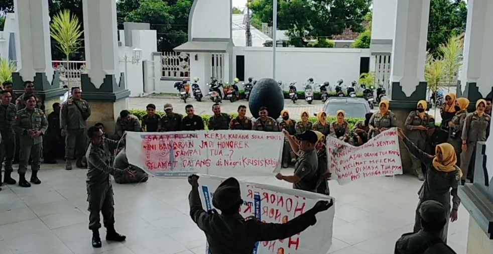 Belasan Tahun Mengabdi Tanpa Kepastian, Ratusan Pol PP Lombok Timur Demo DPRD