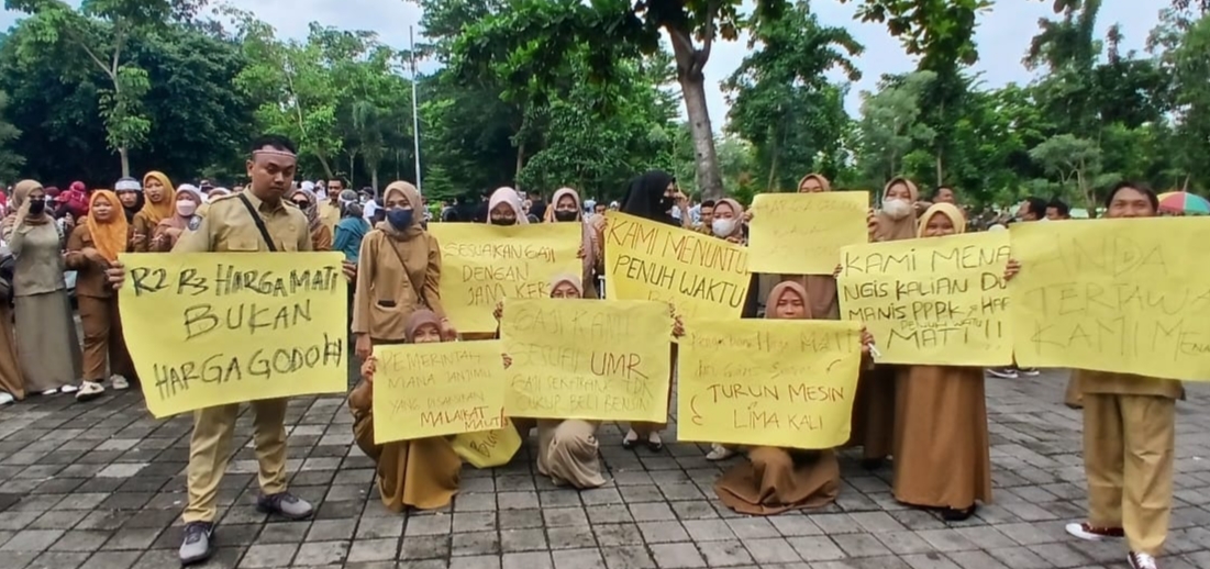 Ribuan Tenaga Honor Daerah di Lombok Timur Mulai Padati Taman Selong, Siap Aksi ke Kantor Bupati