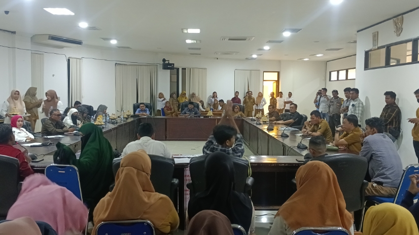 Miris! Pimpinan DPRD Buol Adu Mulut dengan Korlap Demonstran Aliansi Pejuang Honorer