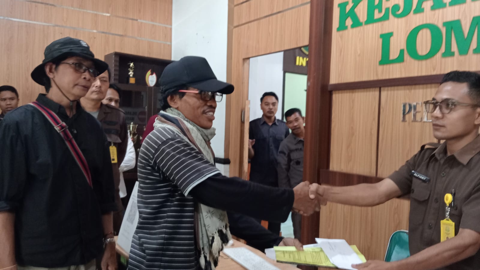 Terindikasi Penyalahgunaan Anggaran, Kades  Aikmel di Laporkan
