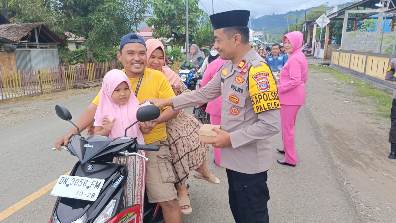 Polsek Paleleh Berbagi Takjil Buka Puasa Ke Warga