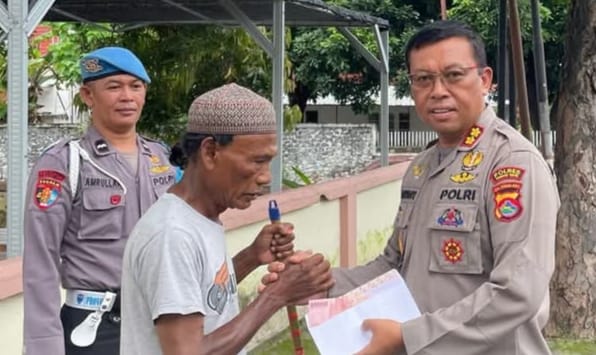 Berbagai di Bulan Ramadhan, Kapolres Lotim AKBP Hariyanto Berikan Santunan Uang kepada Lansia Tukang Sapu