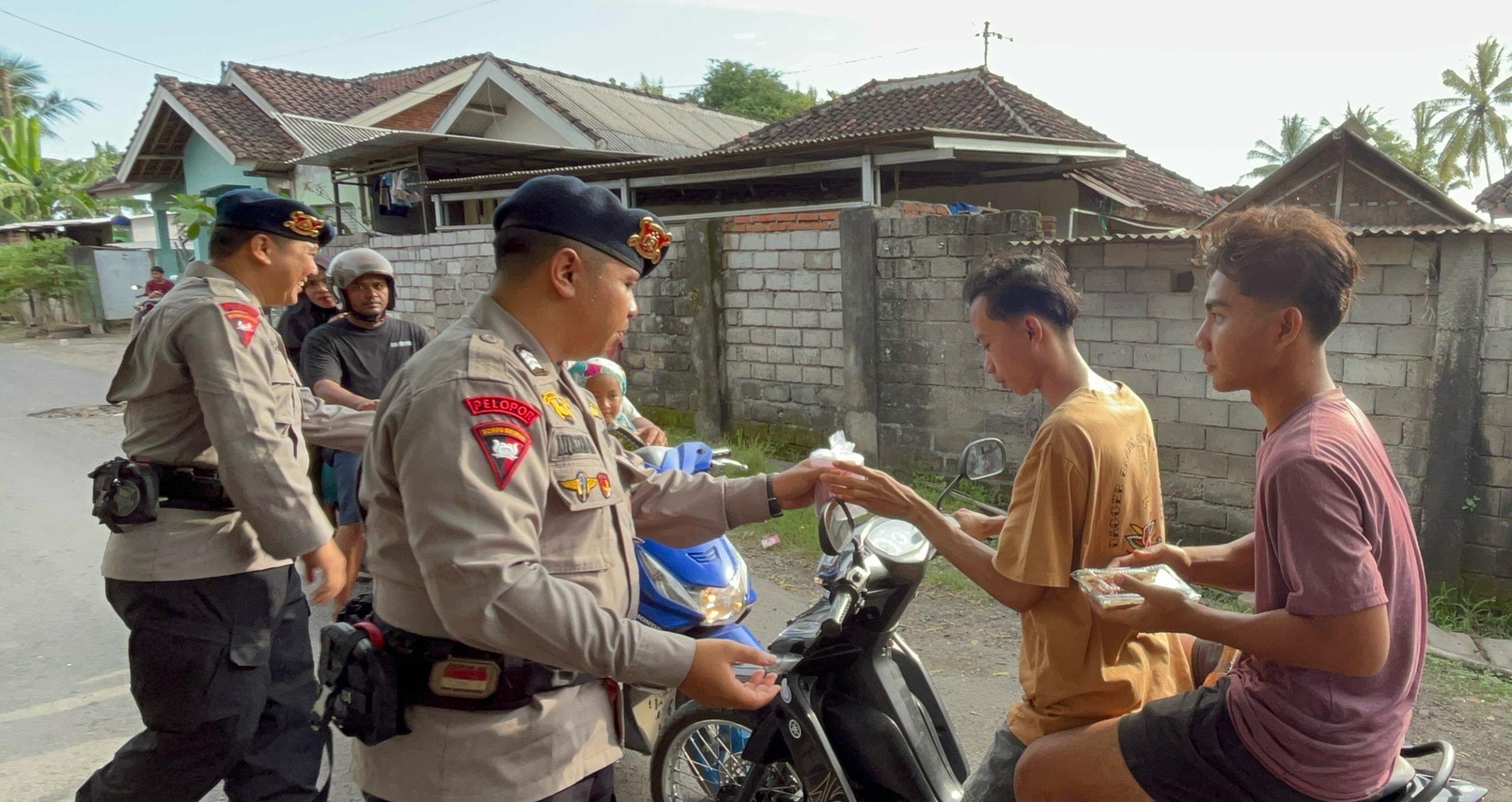 Brimob Kompi 3 Batalyon B Pelopor Gelar Pembagian Takjil Gratis di Selong