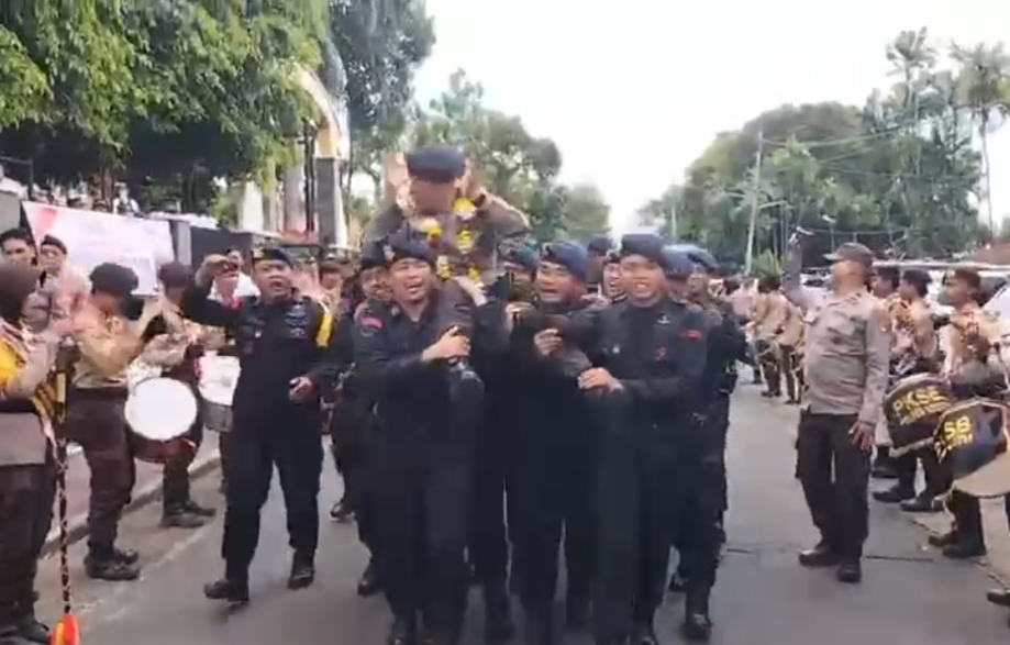 Acara Pisah Sambut, Anggota Brimob Kompi 3 Yon B Lotim Tampil di Hadapan Kapolres AKBP Hariyanto