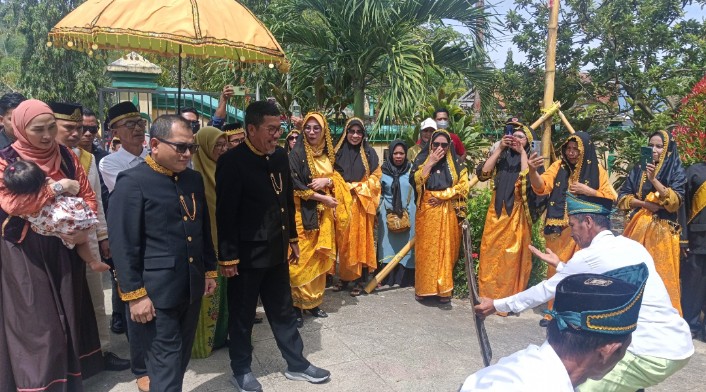 Disambut Secara Adat di Istana Raja, Bupati Buol Dapat Gelar Ombuno Rlipu