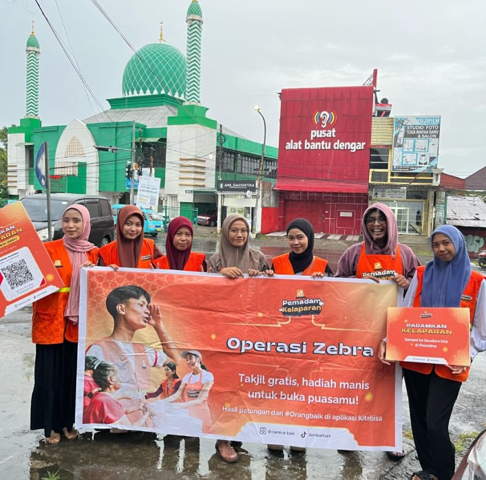 Hangatnya Ramadan: Pemadam Kelaparan Berbagi 100 Takjil di Makassar