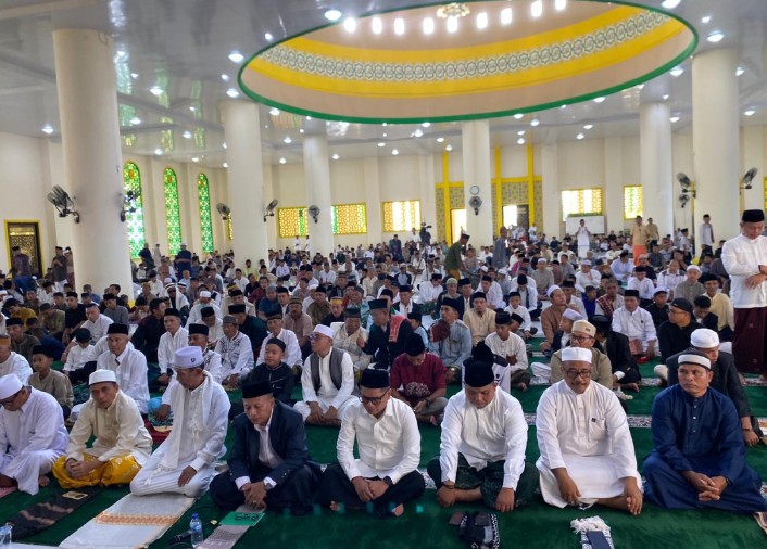 Bupati Bowo Laksanakan Sholat Ied di Masjid Agung Kabupaten Buol