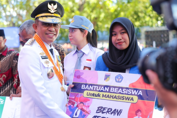 Masyarakat Full Senyum! Gubernur Berikan Kado Istimewa di HUT Sulteng Ke-61 Tahun