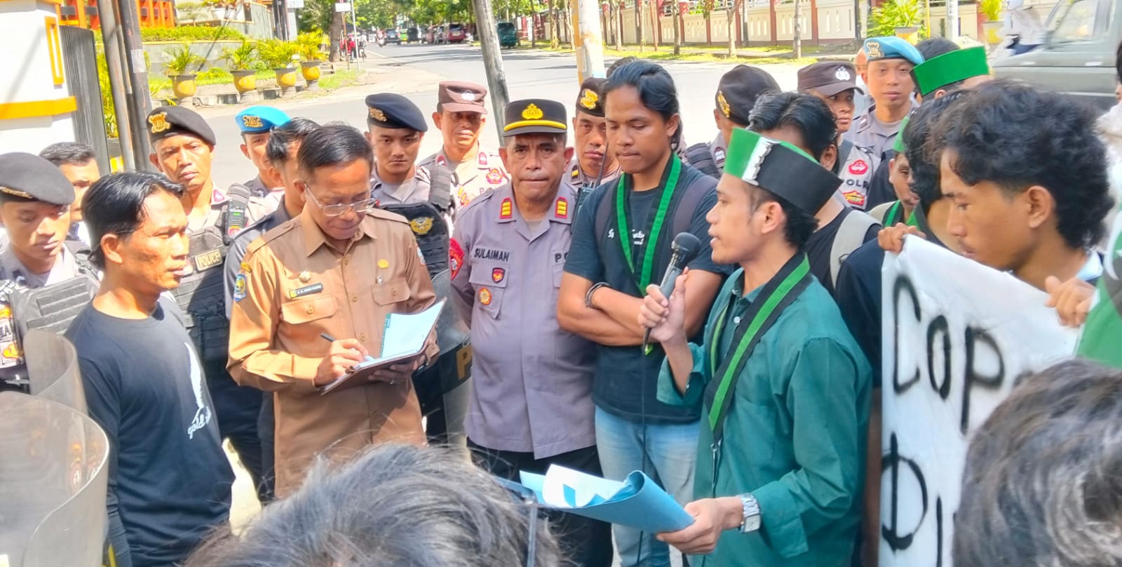 Sekda Lombok Timur Temui Massa Aksi HMI MPO, Respons Tuntutan Soal PDAM