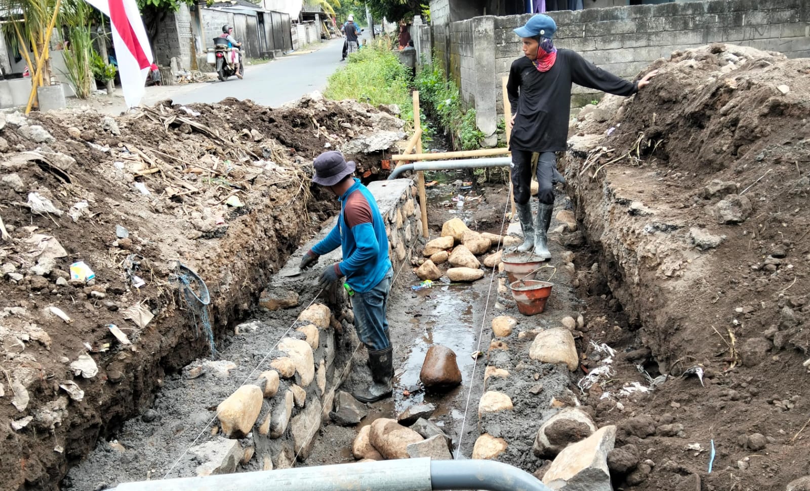 Gerak Cepat PUPR Lotim Bongkar Gorong-Gorong Rusak Parah di Desa Waringin
