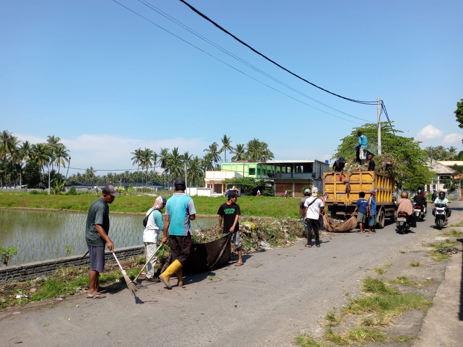 Gotong Royong Massal, Camat Selong Ajak Warga Peduli Lingkungan