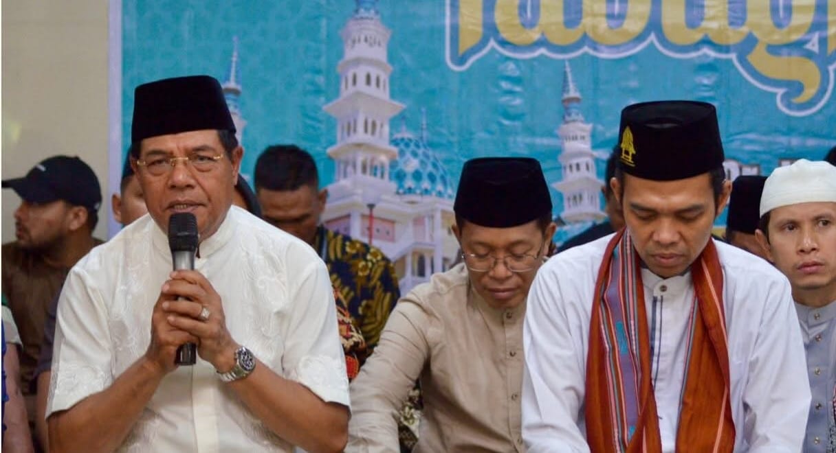 Bupati Lombok Timur H. Haerul Warisin Bersama Ribuan Warga Sambut Kedatangan Ustadz Abdul Somad