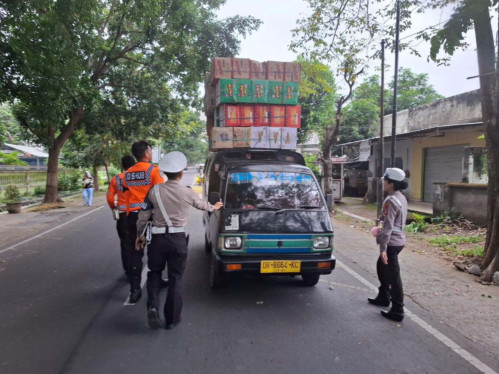 Satlantas Polres LOTIM dan Dishub Tertibkan Kendaraan Overload Melintas di Jalan Raya