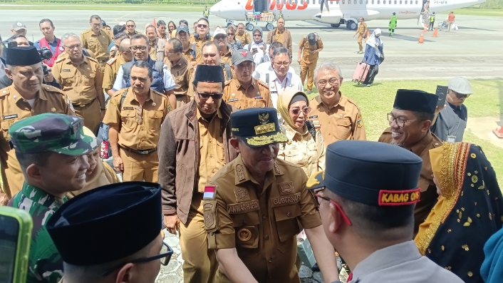 Gubernur Sulteng bersama Rombongan Disambut Dibandara Pogogul Abdul Karim Mbow Buol