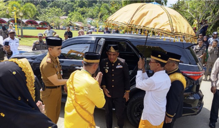 Dinobatkan ‘Tau Doka’, Gubernur Sulteng Komitmen Dukung Pelestarian Budaya Lokal di Buol