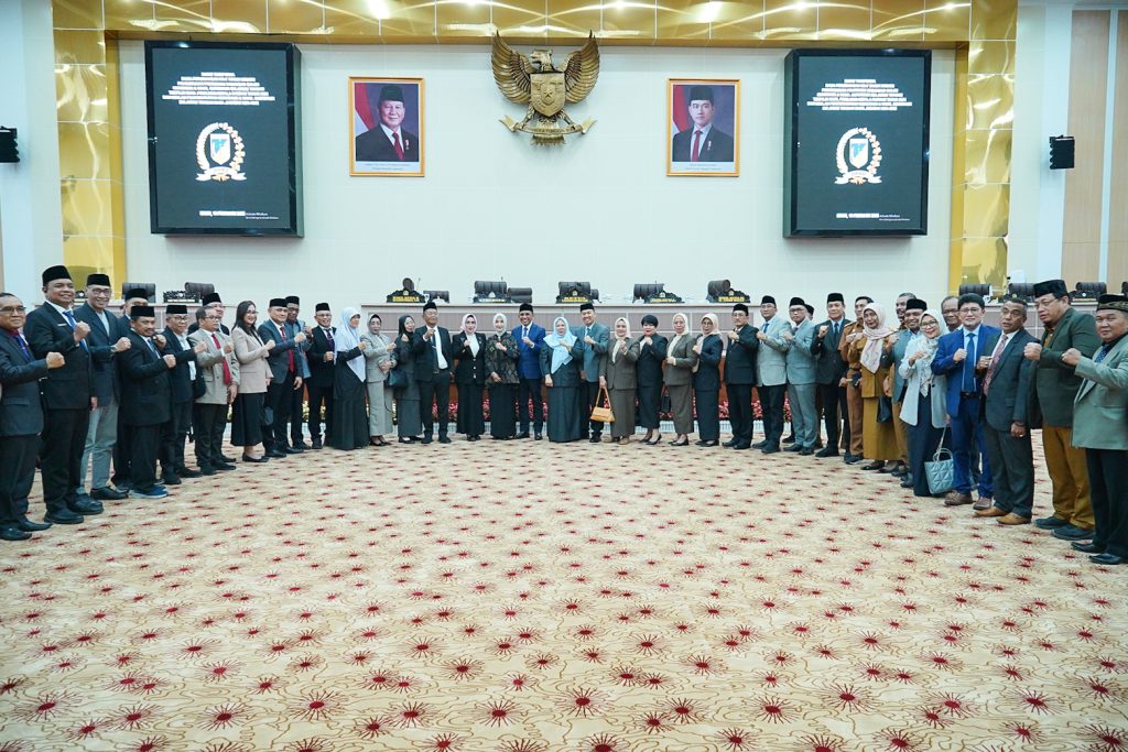 Paripurna Penetapan Gubernur dan Wagub Terpilih Sekaligus Pemberhentian Kepala Daerah Sebelumnya