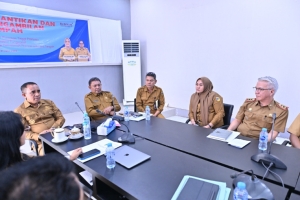Sinergi Lintas Sektor Diperkuat, Gubernur Anwar Hafid Fokus Atasi PETI dan Akses Listrik Desa