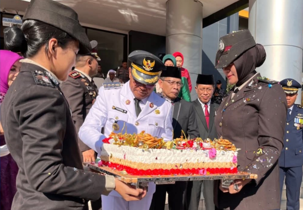 HUT Bhayangkara ke-79 Bertepatan Hut Bupati Lombok Timur, H Iron Terharu dengan Surprise!