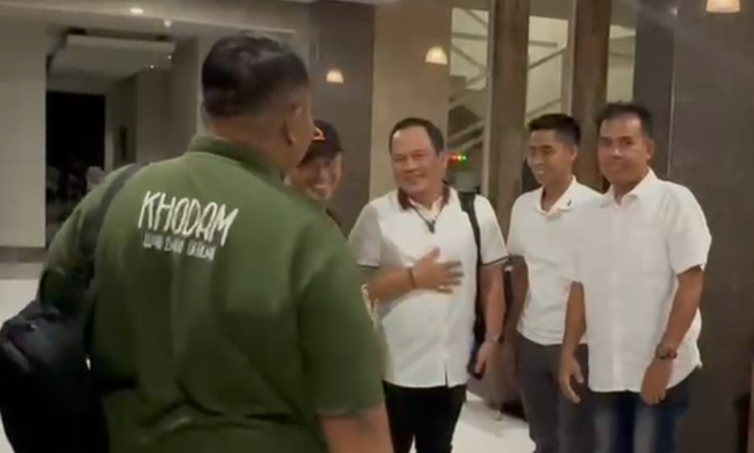 Dirut PDAM Lotim Sopyan Sambut Hangat Wali Band di Bandara: Ekspresi Farhan Penuh Keakraban