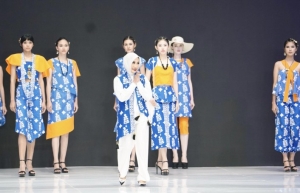 Ketua Dekranasda Sulteng Tampil Anggun di Jogja Fashion Week 2025