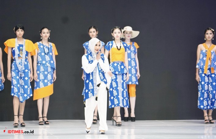 Ketua Dekranasda Sulteng Tampil Anggun di Jogja Fashion Week 2025