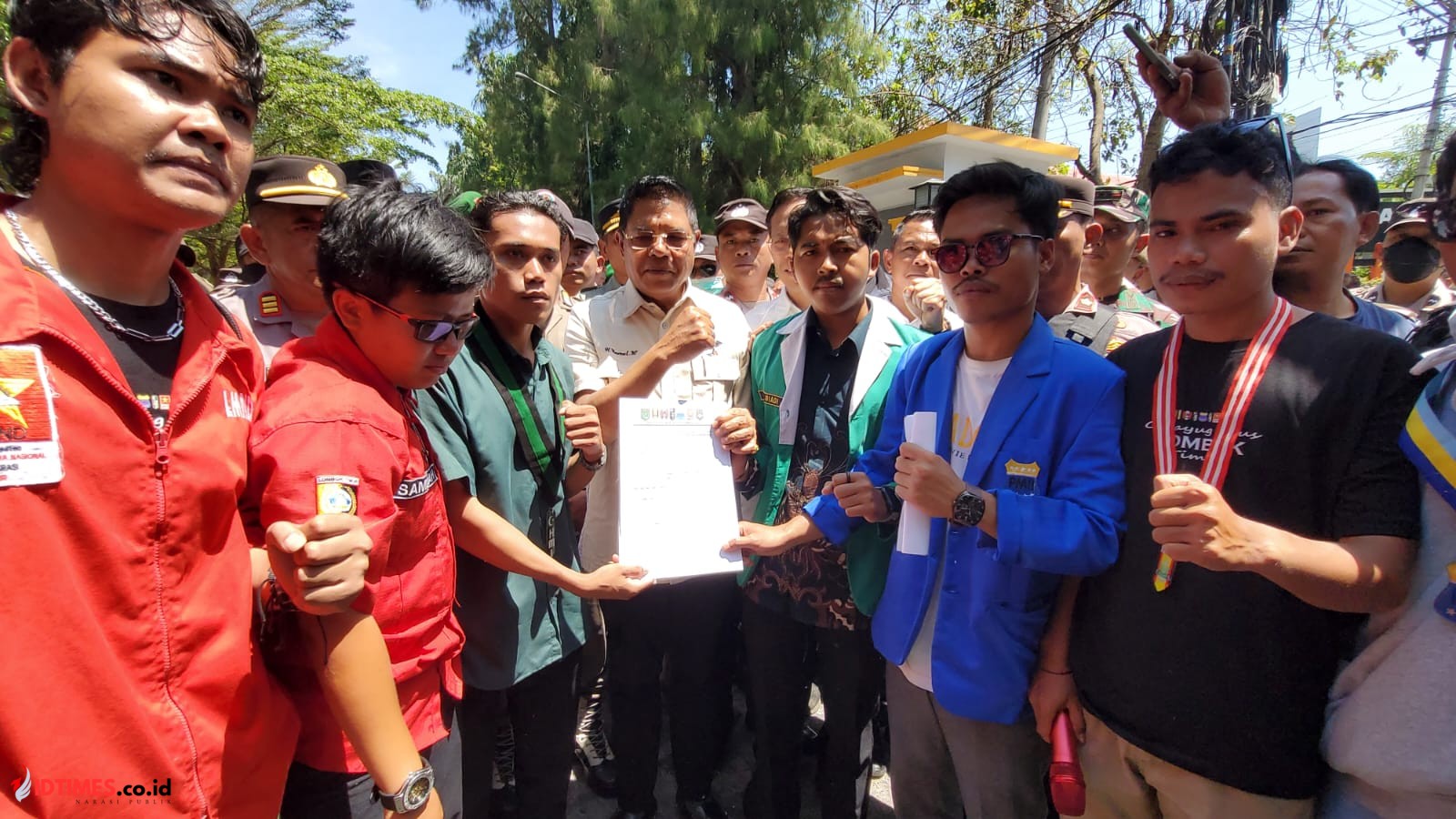 Tuntutan Masa Aksi Cipayung! Bupati Haerul Tegaskan Dua Minggu Selesai di Tangan Saya