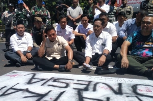 Mahasiswa Hamzanwadi dan Aliansi Gumi Patuh Karya Gelar Aksi Damai, Bupati Lombok Timur Duduk Bareng Temui Massa