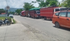Antrian Panjang di SPBU Jalan Baru Tolitoli Akibat Keterlambatan Distribusi Solar