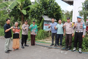 Polres Lotim Berbagi Bantuan Semen Jumat Berkah di Pringgesela