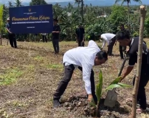 Lapas Kelas III Leok Gaungkan Semangat Ketahanan Pangan Lewat Penanaman 200 Pohon Kelapa