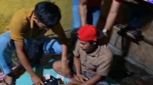BUSER POLRES LOMBOK TIMUR GEREBEK ARENA JUDI KARTU DI DESA MBUNG TIANG, LIMA ORANG DITANGKAP