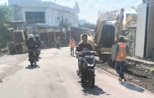 Bupati Haerul Warisin Mendapat Pujian Warga Lotim, Ruas Jalan Rusak Mulai Dibangun