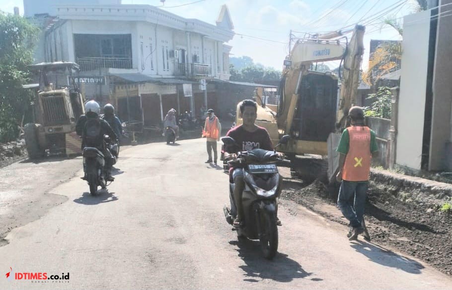 Bupati Haerul Warisin Mendapat Pujian Warga Lotim, Ruas Jalan Rusak Mulai Dibangun