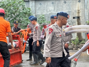 BRIMOB, BNPB, DAN POLSEK PRINGGEBAYA EVAKUASI SERTA BERSIHKAN RUMAH WARGA TERDAMPAK BANJIR DI SERUNI MUMBUL