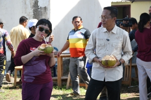 Sekda DapingiWamen Pendidikan Tinggi Tinjau Calon Lokasi Pembangunan SMA Unggul Garuda di Lotim Sambil Menikmati Kelapa Muda