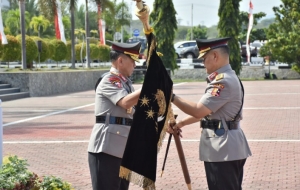 Serah Terima Pataka Wira Dharma Brata Warnai Pergantian Kapolda Sulawesi Tengah