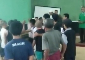 Pjs Kades dan Camat Diduga Okok! Spontanitas, Puluhan Warga Desa Selagik Segel Kantor Desa