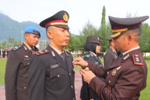 Kapolres Sigi Anugerahkan Tanhor Satya Lencana Pengabdian Belasan Personel Polres