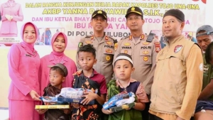 Sunatan Massal Warnai Kunker Kapolres Touna di Polsek Ulubongka, Camat Apresiasi Warga Terbantu