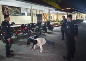 Nekat Bawa Senjata Tajam Tengah Malam, Dua Pengendara Motor Diciduk Polisi