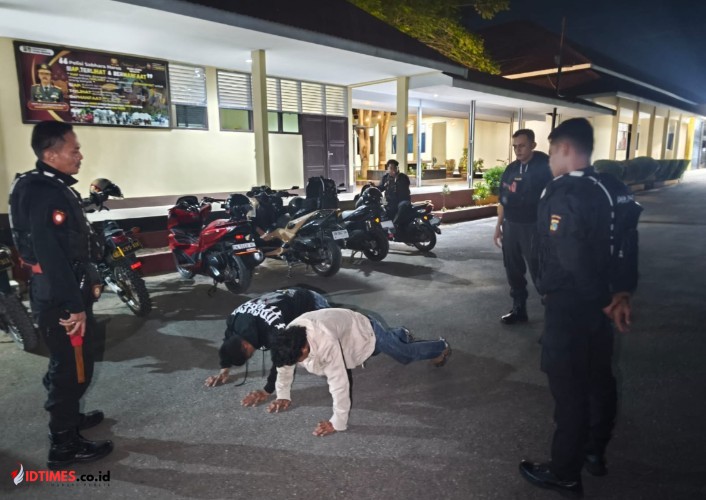 Nekat Bawa Senjata Tajam Tengah Malam, Dua Pengendara Motor Diciduk Polisi