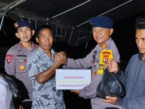 Brigade Mobile Lombok Timur Angkut Bantuan Penanganan Bencana Banjir di Kecamatan Jerowaru