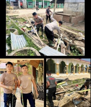 Bersama Rakyat, Brigade Mobile Kompi 3 Yon B Lotim Bersihkan Bangunan Terdampak Banjir di Aceh