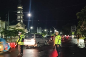 Satlantas Polres Lombok Timur Turun Atur Lalu Lintas, Bantu Warga Seberang Jalan untuk Shalat Isya dan Tarawih