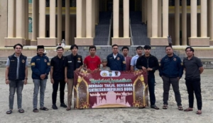 Ramadan Berkah, Sat Reskrim Polres Buol Bagikan Takjil ke Pengendara