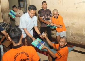 Tebar Kepedulian di Balik Jeruji, Reskrim Polresta Mataram Beri Motivasi Warga Binaan saat Lebaran
